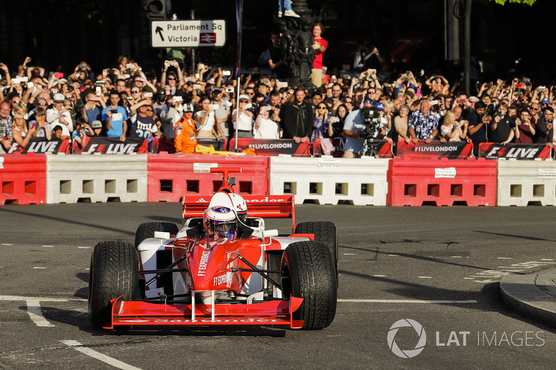 Jenson Button, McLaren lleva de pasajera a Naomi Campbell en el coche de 2 asientos