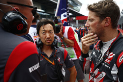 Ayao Komatsu, Chief Race Engineer, Haas F1 Team, Romain Grosjean, Haas F1 Team VF-17