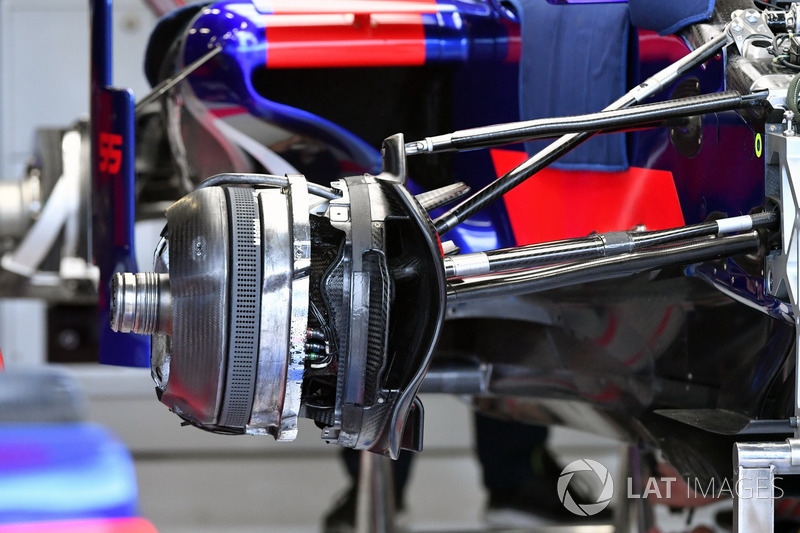 Scuderia Toro Rosso STR12 detalle frontal de cubo de rueda y freno