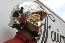 Le reflet de Daniel Ricciardo, Red Bull Racing RB13, dans le casque d'un commissaire de piste