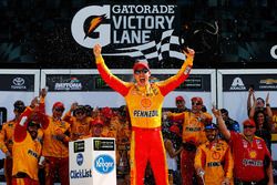 Race winner Joey Logano, Team Penske Ford