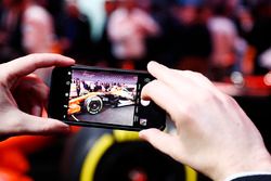 Gli ospiti scattano foto alla McLaren MCL32