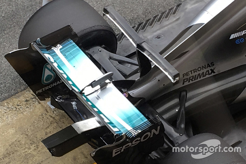 Mercedes AMG F1 W08 dengan sayap-T ganda