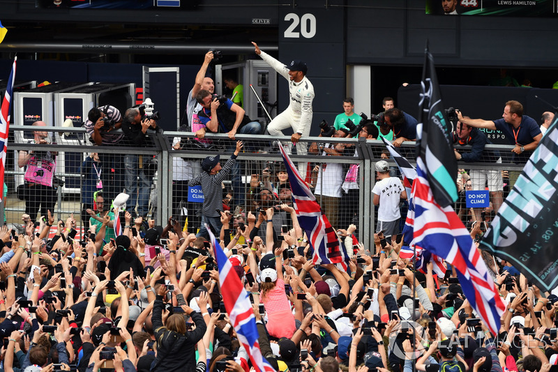Race winner Lewis Hamilton, Mercedes AMG F1 celebrates with the fans