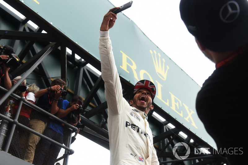Lewis Hamilton, Mercedes AMG F1 celebrates, a selfie, the fans