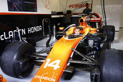Un joven fan se sienta en la cabina de Fernando Alonso McLaren MCL32