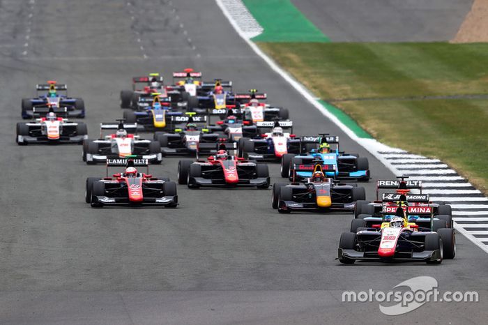 Giuliano Alesi, Trident leads Arjun Maini, Jenzer Motorsport, en la arrancada