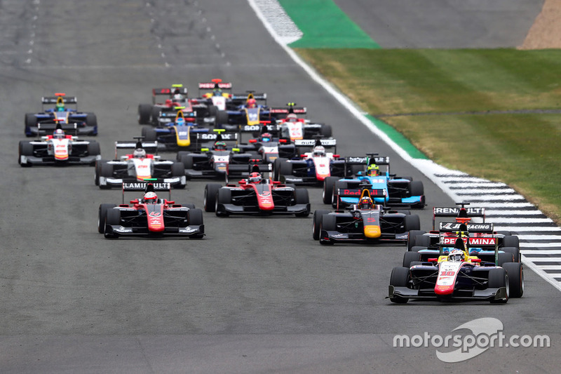 Giuliano Alesi, Trident leads Arjun Maini, Jenzer Motorsport, en la arrancada