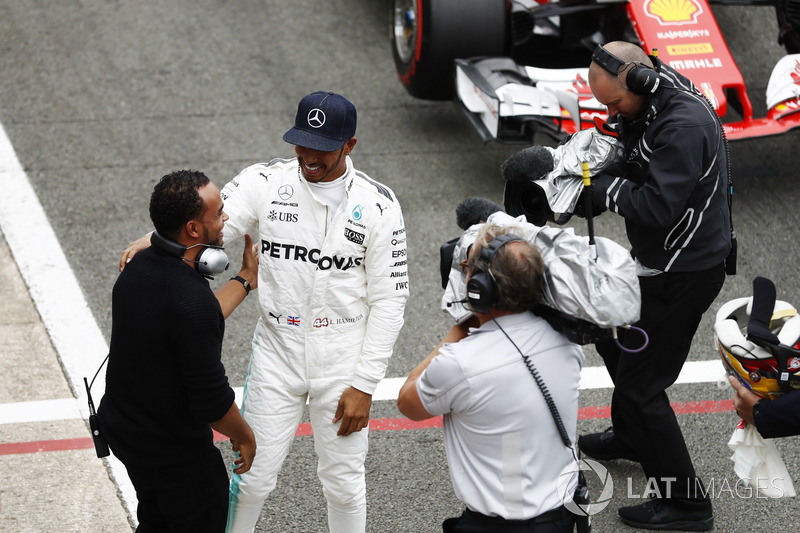 Ganador de la pole Lewis Hamilton, Mercedes AMG F1, y su hermano Nicolas