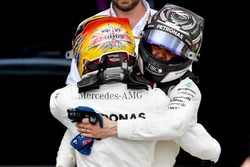 Le vainqueur Lewis Hamilton, Mercedes AMG F1, avec Valtteri Bottas, Mercedes AMG F1, dans le parc fermé