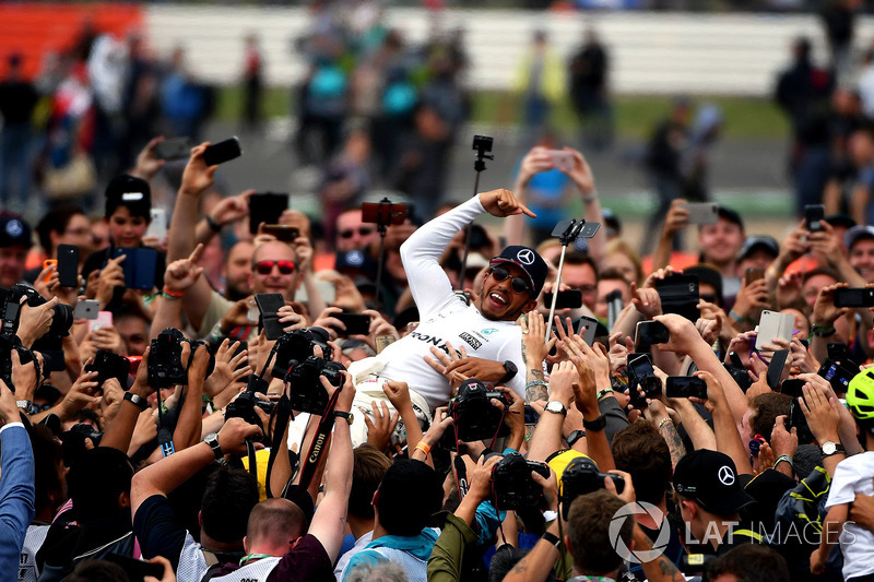 Ganador de la carrera Lewis Hamilton, Mercedes AMG F1 celebra con los fans