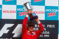 Podium : le vainqueur Jean Alesi, Ferrari
