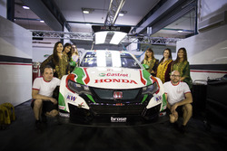 Grid girls on the car of Rob Huff, Honda Racing Team JAS, Honda Civic WTCC