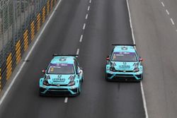 Jean-Karl Vernay, Leopard Racing, Volkswagen Golf GTI TCR; Stefano Comini, Leopard Racing Team Volkswagen Golf GTI