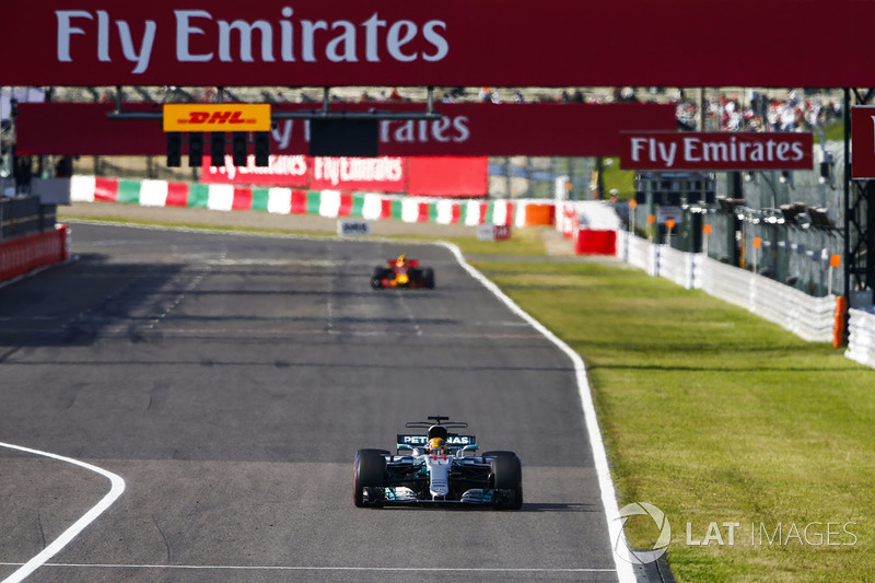 Льюис Хэмилтон, Mercedes AMG F1 W08, и Макс Ферстаппен, Red Bull Racing RB13