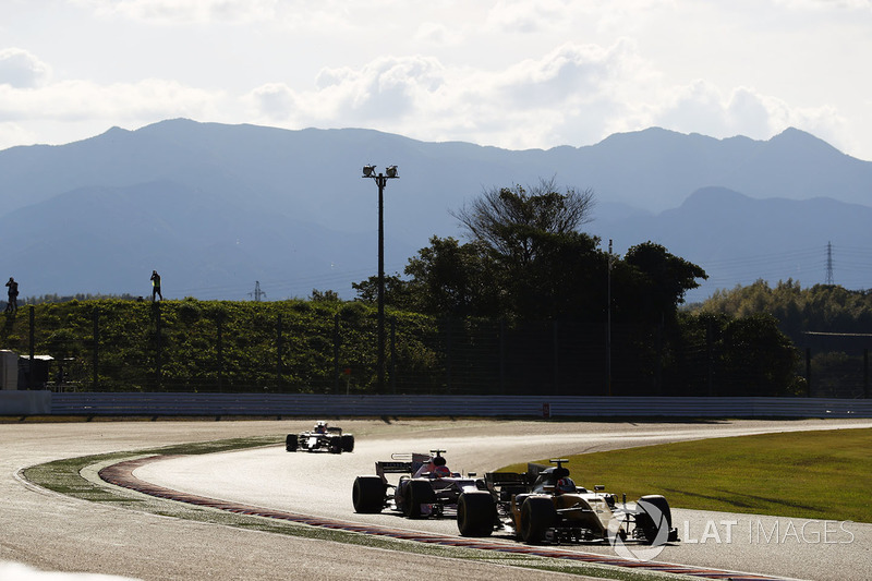 Nico Hulkenberg, Renault Sport F1 Team RS17, Esteban Ocon, Sahara Force India F1 VJM10