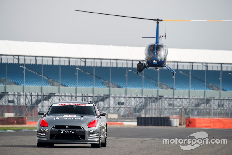 Nissan GT-R conducido con el control de PlayStation por Jann Mardenborough