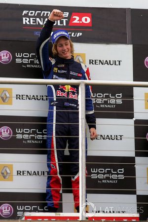 Podium: racewinnaar Brendon Hartley, Epsilon Red Bull Team