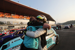 Race winner Rob Huff, Leopard Racing Team WRT, Volkswagen Golf GTi TCR