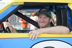 Dale Earnhardt Jr. con la rookie car di Dale Earnhardt