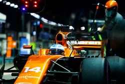 Fernando Alonso, McLaren MCL32, s'arrête au stand