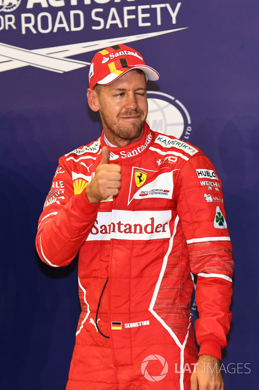 Il poleman Sebastian Vettel, Ferrari, festeggia nel parco chiuso