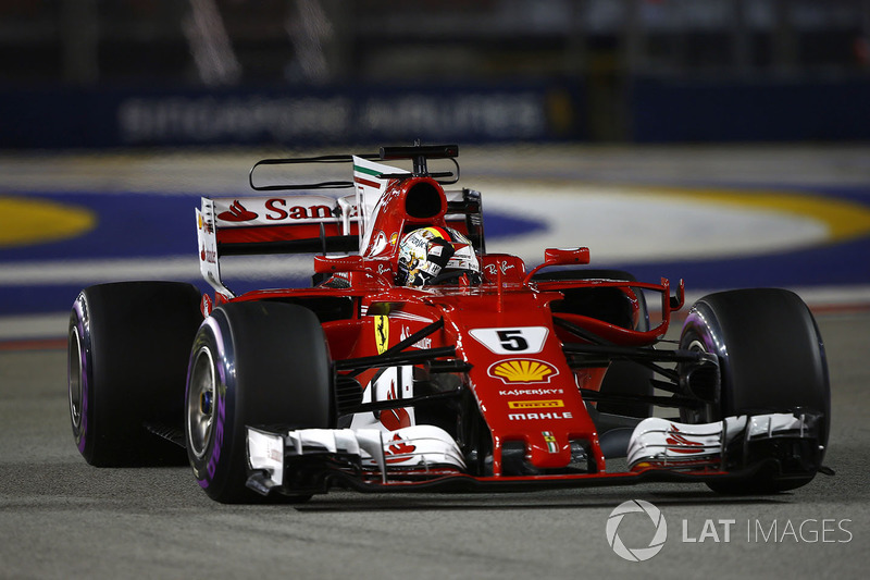 Ganador de la pole Sebastian Vettel, Ferrari SF70H, celebra en su camino a Parc Ferme