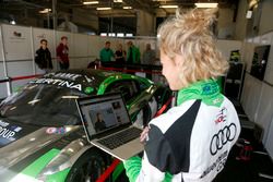 Rahel Frey, Yaco Racing, schaut sich ihre Kolumne auf motorsport.com an