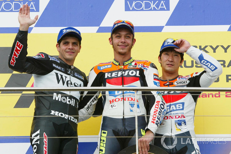 Podium : le vainqueur Valentino Rossi, le deuxième Alex Barros, le troisième Tohru Ukawa