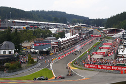 Valtteri Bottas, Mercedes AMG F1 W08, Kimi Raikkonen, Ferrari SF70H, Max Verstappen, Red Bull Racing RB13, Daniel Ricciardo, Red Bull Racing RB13, Fernando Alonso, McLaren MCL32. Behind Nico Hulkenberg, Renault Sport F1 Team RS17 heads Esteban Ocon, Sahara Force India F1 VJM10 and Sergio Perez, Sahara Force India F1 VJM10, who have just made contact