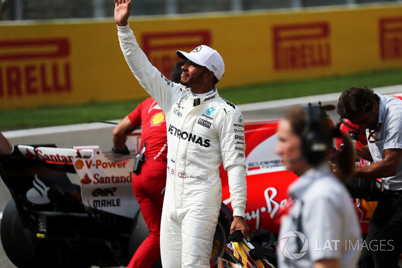 Il poleman Lewis Hamilton, Mercedes AMG F1 festeggia nel parco chiuso
