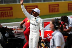 Il poleman Lewis Hamilton, Mercedes AMG F1 festeggia nel parco chiuso