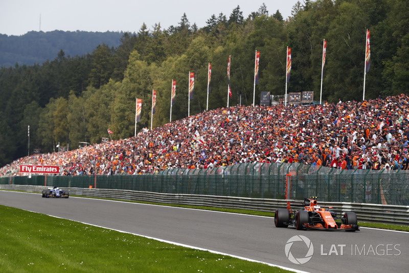 Stoffel Vandoorne, McLaren MCL32 voorop