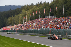 Стоффель Вандорн, McLaren MCL32, и Маркус Эрикссон, Sauber C36