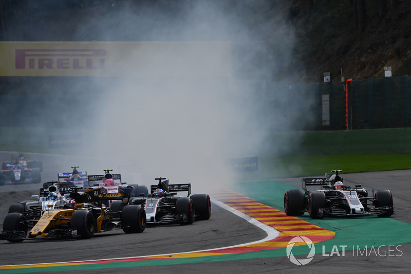 Kevin Magnussen, Haas F1 Team VF-17 verremt zich bij de herstart