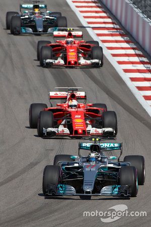 Valtteri Bottas, Mercedes AMG F1 W08; Sebastian Vettel, Ferrari SF70H; Kimi Räikkönen, Ferrari SF70H