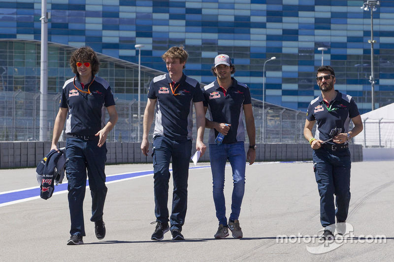 Carlos Sainz Jr., Scuderia Toro Rosso walks the track