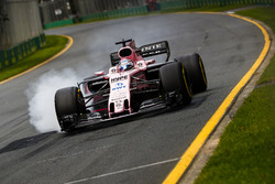 Sergio Perez, Force India VJM10, locks his brakes