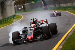 Kevin Magnussen, Haas F1 Team VF-17, bloque une roue