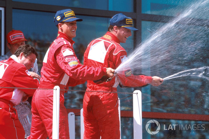 Podio: ganador de la carrera Michael Schumacher, Ferrari, segundo lugar Eddie Irvine, Ferrari, terce