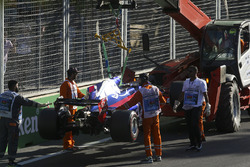 Les commissaires enlèvent la voiture de Daniil Kvyat, Scuderia Toro Rosso STR12 du circuit