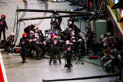 Romain Grosjean, Haas F1 Team VF-17, au stand