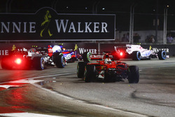 Sebastian Vettel, Ferrari SF70H perde il naso della sua monoposto dopo un contatto