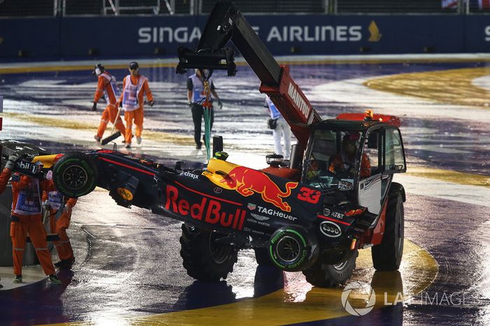 El coche chocado de Max Verstappen, Red Bull Racing RB13 es removido