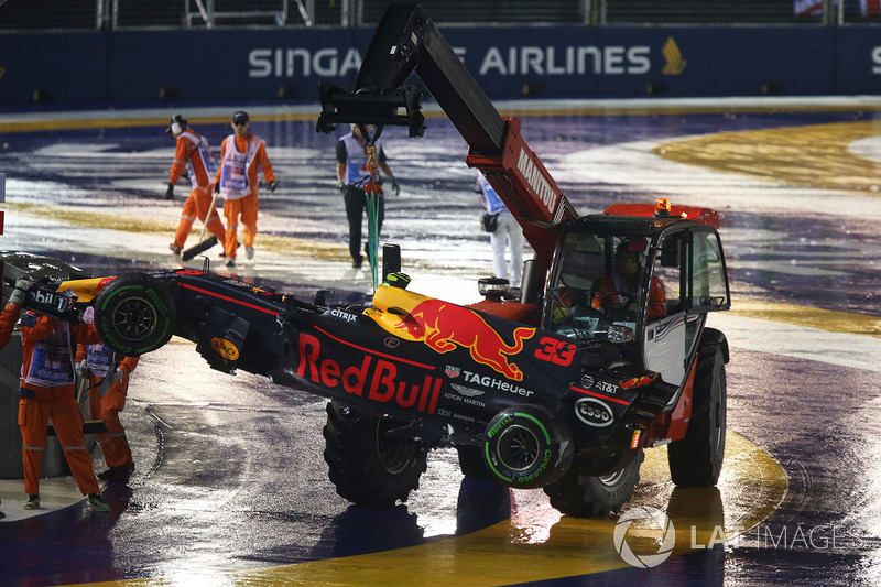 El coche chocado de Max Verstappen, Red Bull Racing RB13 es removido