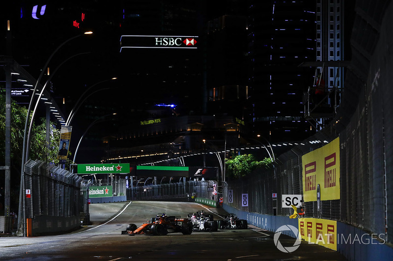 Stoffel Vandoorne, McLaren MCL32, Felipe Massa, Williams FW40