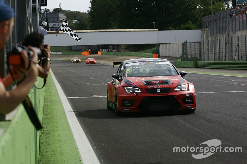 Nicola Baldan, Pit Lane, Seat Leon TCR-TCR prende la bandiera a scacchi