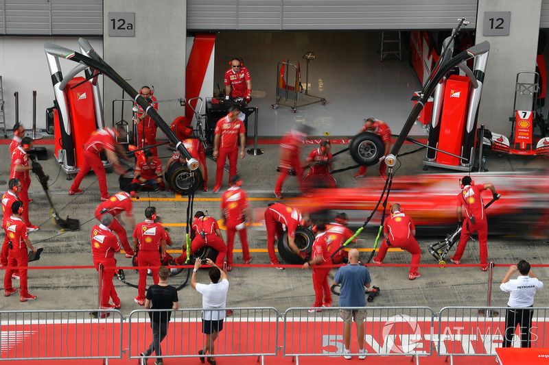 Ferrari тренує піт-стопи