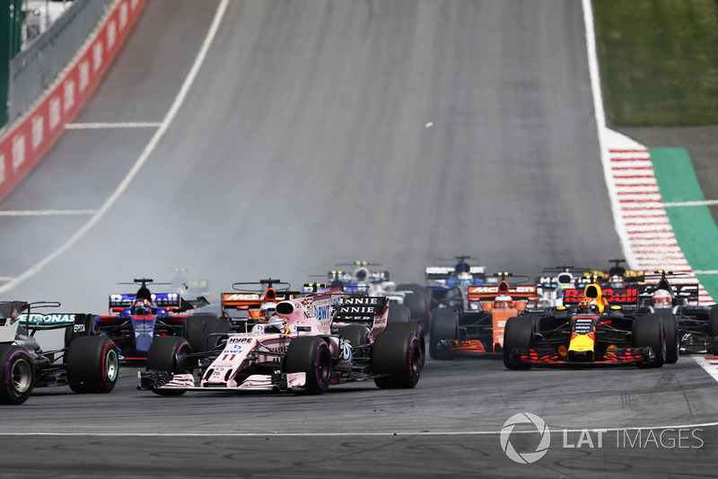 Daniil Kvyat, Scuderia Toro Rosso STR12, ve Fernando Alonso, McLaren MCL32 çarpışıyor