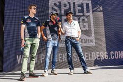 Daniil Kvyat, Scuderia Toro Rosso and Carlos Sainz Jr., Scuderia Toro Rosso